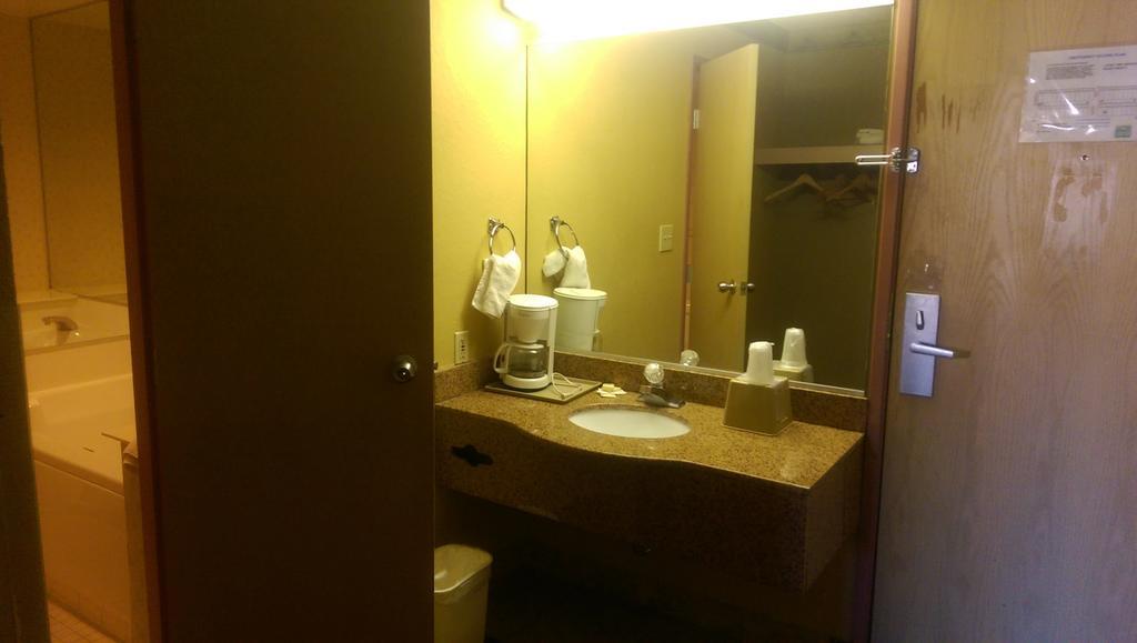 Days Inn & Suites By Wyndham Caseyville المظهر الخارجي الصورة